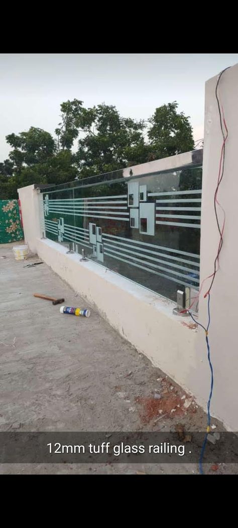 Reling Glass Iching, Railing Glass Etching Designs, Front Balcony Glass Design, Balcony Railing Design Modern Glass, Etching Glass Design For Balcony, Balcony Railing Design Modern, Glass Railing Design, Reling Design, Glass Film Design