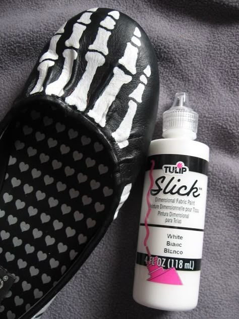 DIY skeleton flat shoes using white paint and a sealant. Um. Can someone tell me why i haven't made these yet???? Weekend project alert! Diy Skeleton, Mascaras Halloween, Dark Paint, Halloween Costumes Makeup, Skeleton Print, Fantasias Halloween, Print Shoes, Halloween Make, Halloween Stuff