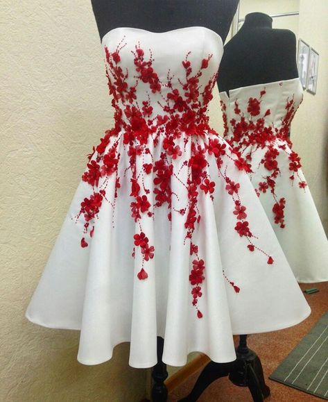 Quincenera Dresses For Damas, Red And White Dama Dress, Red Quince Damas Dress, White Dress With Red Roses, Red And White Prom Dress, Red Wedding Dress Short, White Wedding Dress With Red Accents, Red Quince Dama Dresses, Wedding Dresses Red And White