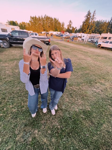 Country Friends Aesthetic, 2 Types Of Friends, Country Best Friend Pictures, Country Besties, Rodeo Pics, Country Friends, Country Best Friends, Cowboy Photography, Pictures With Horses