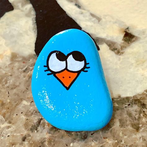 Painted Rock Birds Ideas, Rock Painting Birds Easy, Bluebird Rock Painting, Cute Simple Rock Painting Ideas, Bird Rock Painting Ideas, Blue Rock Painting, Painted Rocks Birds, Rock Painting Designs Simple, Bird Painted Rocks