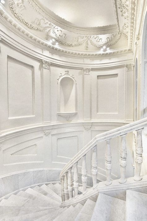 White Old Money, Luxurious Living Rooms, White Staircase, White Aura, Apple Home, Instagram Inspiration Posts, Money Aesthetic, Wedding Background, Aesthetic Themes