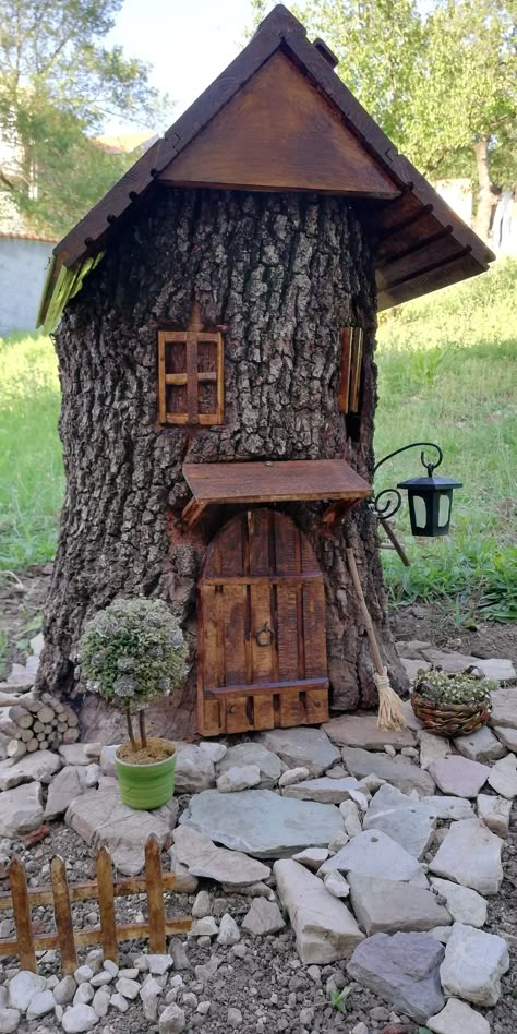 Things To Do With Tree Stumps Diy Projects, Diy Wooden Shed Plans, Fairy House Stump, Fairy Stump House Ideas, How To Make A Gnome Garden, Fairy Tree Stump House, Tree Trunk Gnome House, Rustic Fairy Garden, Fairy Garden Display Ideas