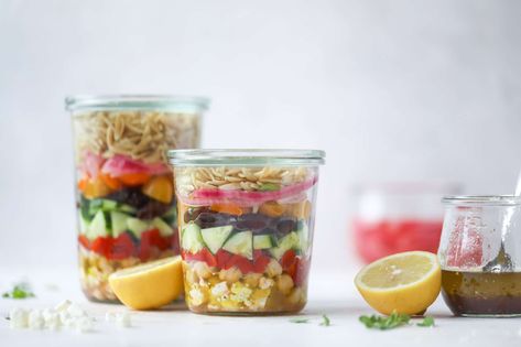 Greek Orzo Salad in a Jar Orzo Arugula, Orzo Salat, Greek Orzo, Olive Oil Salad, Greek Orzo Salad, Mediterranean Quinoa, Cold Lunches, Orzo Salad, Salad In A Jar