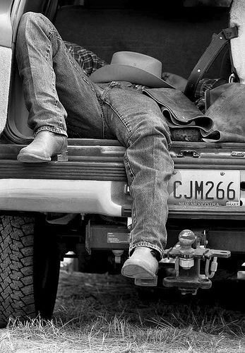 Tired-Cowboy After driving 800 miles this cowboy rode a saddle bronc for less than 8 seconds in Kaycee, Wyoming and went home empty handed. Photo Copyright Jim Headley Cowboy Photography, Black And White Hats, Cowboy Aesthetic, Western Photography, Wilde Westen, Into The West, John Brown, Western Wall Art, Rodeo Life