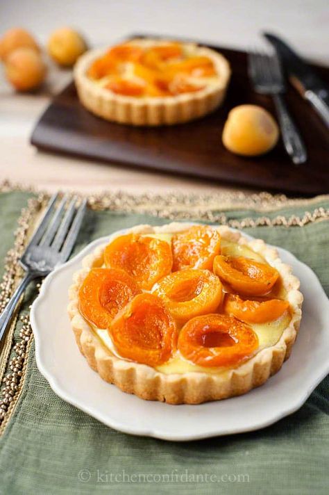 Apricot Tart Apricot Tart Recipe, Apricot Dessert, Apricot Tart, Focaccia Dolce, Tartlets Recipe, Apricot Recipes, Custard Recipes, Sweet Pie, Tart Recipes