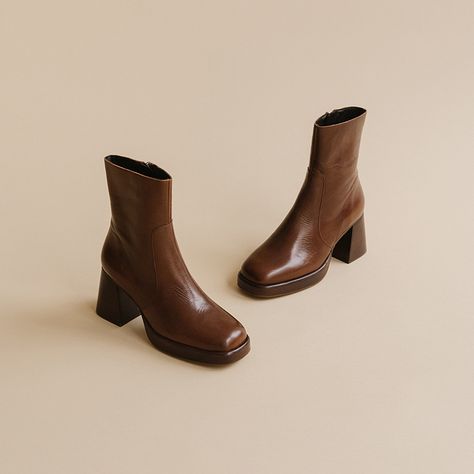 https://www.jonak-paris.com/collection/shoes/lowboots-booties/n11/d0/s/p/c/b/e.html#i=7677 Pretty Boots, 90s Boots, Brown Heeled Boots, Unique Models, Half Boots, Pointed Toe Boots, Brown Booties, Vintage Boots, Brown Ankle Boots