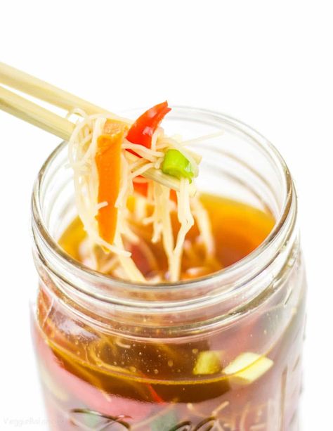 Pho Soup Made at Home in Mason Jars is perfect for those meal-prepping Sundays. Packed with vegetables, rice noodles and soothingly warm liquid. Mason Jar Soup, Mason Jar Lunch, Mason Jar Recipe, Pho Soup, Soup In A Jar, Mason Jar Meals, Vegan Lunches, Vegan Soups, Meals In A Jar