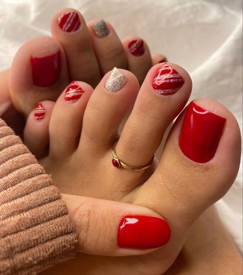 Candy Cane Pedicure, Toenail Designs Winter, Candy Cane Toes Nails, Christmas Feet Nails, Christmas Toe Nail Designs Toenails, Christmas Toenails, Christmas Pedicure Designs, Holiday Toes, Christmas Toe Nails