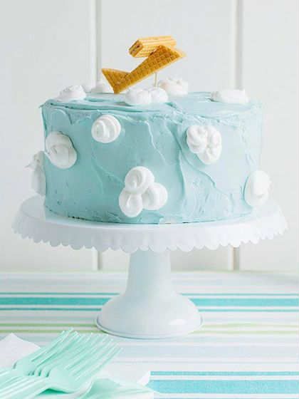 Heavenly blue-skies cake | 10 Delightfully Delicious Cakes - Tinyme Blog Easy Airplane Cake, Diy Airplane Cake, Cloud Smash Cake, Time Flies Smash Cake, Plane Cake Ideas, Airplane Smash Cake, Plane Birthday Cake, Meringue Clouds, Plane Cake