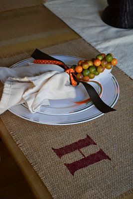 Here's a fail-proof, no sew, burlap placemat tutorial! I cannot wait to try this. Diy Burlap Placemats No Sew, Diy Burlap Placemats, Diy Burlap, Table Placemats, Burlap Crafts, Fall Thanksgiving, Crafts To Do, Hostess Gifts, Placemats