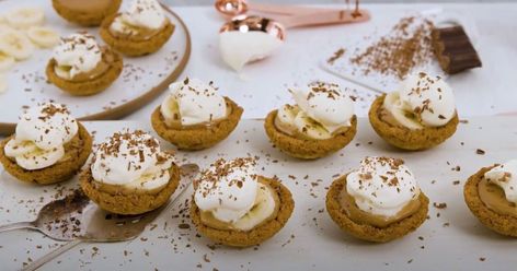 Easy for the whole family to make - these caramel-filled pies are made with only 4 ingredients. Mini Banoffee Pie Cups, Mini Banoffee Tarts, Mini Banoffee Pie, Cheat Snacks, Desserts With Few Ingredients, Rustic Food, Baking Treats, Sweet Pies, Christmas Desserts Easy