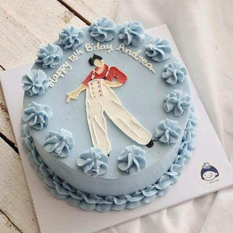 Birthday Cakes Harry Styles, Harry Styles Cake Aesthetic, Harry Styles Cake Ideas, Harry Styles Inspired Cake, Harry Styles Birthday Cake, Marvel Cakes, Harry Styles Cake, One Direction Party, One Direction Birthday