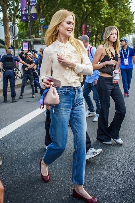 Beige Ballet Flats Outfit, Gold Ballet Flats Outfit, Nicole Kidman Style, Gold Outfits, Nicole Kidman Keith Urban, Ballet Flats Outfit, Jeans And Flats, Jeans Outfit Casual, Fall 24