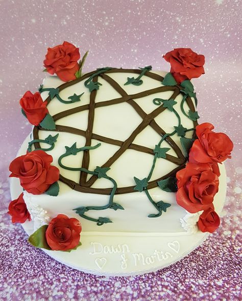 Wicca Cake, Practical Magic Cake, Witchy Cake Ideas, Witchy Cake, Green Birthday Cakes, Hand Fasting, Circle Cake, Dessert Cafe, Witch Vibes