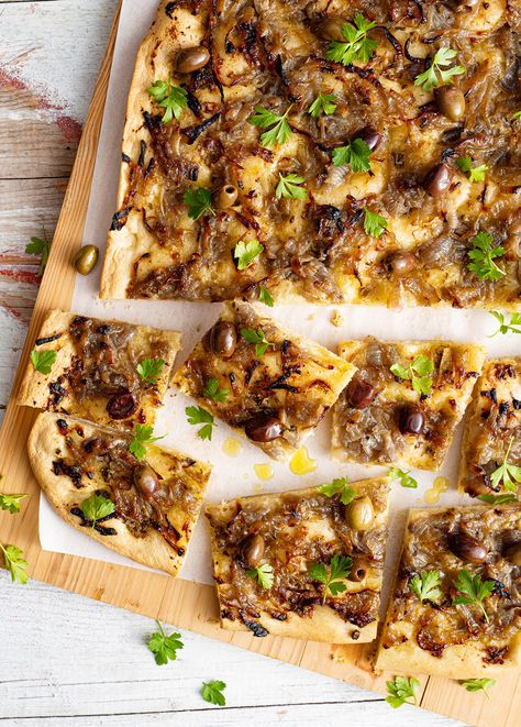 Pissaladiere Recipe, Olive Flatbread, French Cuisine Recipes, Anchovy Recipes, French Recipe, Onion Tart, Video Food, Classic French Dishes, French Dishes