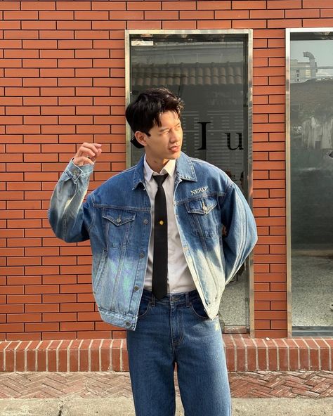 Korean Denim Jacket Outfit, Bgc Outfit, Men Denim Outfit, Mens Denim Inspiration, 90s Japan Fashion, Tie Outfits Men, Cropped Denim Jacket Outfit, Korean Outfits Men, Men Aesthetic Outfits