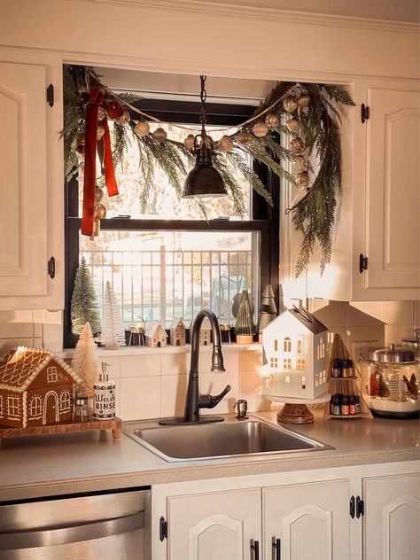 Wreaths Inside House, Window Sill Christmas Decor, Baby Christmas Tree, Christmas Window Decorations, Christmas Inspo, Warm Christmas, Kitchen Inspo, Christmas Tree Themes, Christmas Kitchen