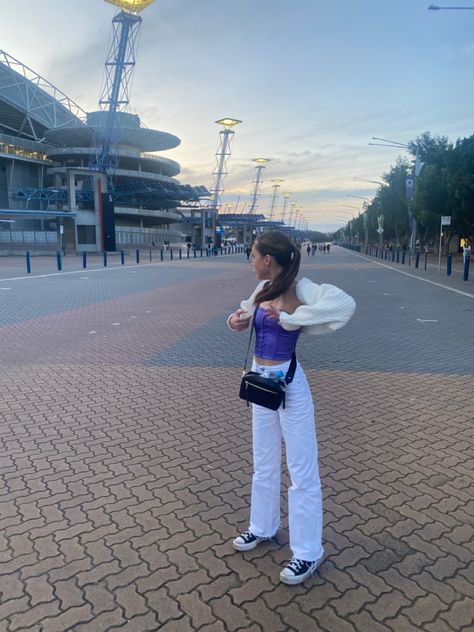 Country Road Bag Outfit, Purple Corset Top Outfit, Converse Concert Outfit, White Shrug Outfit, White Bolero Outfit, Outfit Ideas White Jeans, Sza Concert Outfit Ideas, Billie Eilish Concert Outfit Ideas, Shrug Outfit Ideas