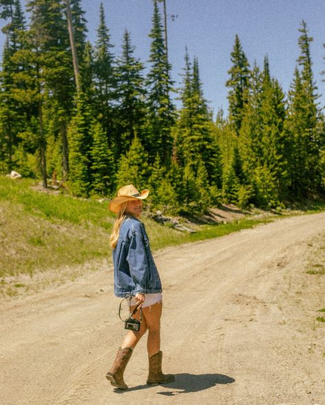 Playin around in Montana Montana Living Aesthetic, Summer In Montana, Montana Aesthetic Outfits, Crunchy Cowgirl, Western Branding, Montana Outfits, Montana Fashion, Montana Aesthetic, Montana Life