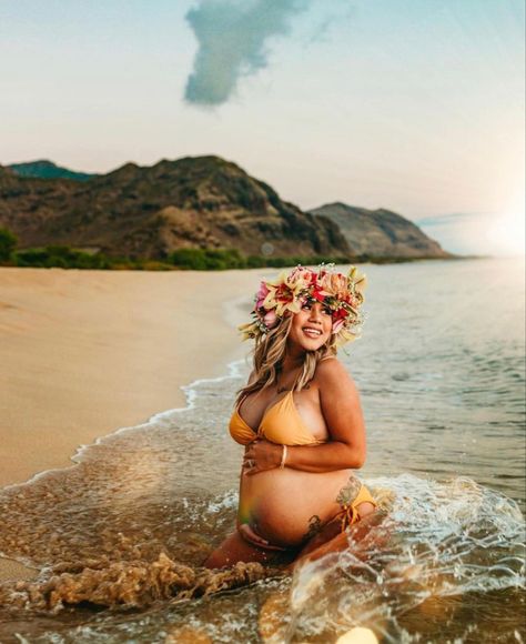 Maternity Pictures Tropical, Vacation Maternity Shoot, Samoan Maternity Shoot, Hawaii Beach Maternity Photos, Beach Theme Maternity Photos, Unique Beach Maternity Photos, Maternity Photo Shoot Ideas Hawaii, Hawaiian Maternity Shoot, Hawaii Outfits Pregnant