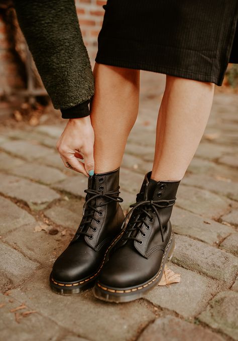 Doc Martens Over 40, Edgy Dark Academia, Dr Martens Boots Outfit, Marten Outfit, Dr Martens Boots Women, Dr Martens Black Boots, Dr Martens Outfits, Urban Photoshoot, Boots Outfit Ideas