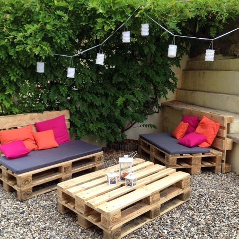 Backyard Pallet Ideas, Garden Decoration Ideas, Unique Garden Art, Pallet Garden Furniture, Beautiful Home Gardens, Outdoor Paradise, Garden Decor Ideas, Pallets Garden, Small Outdoor Spaces