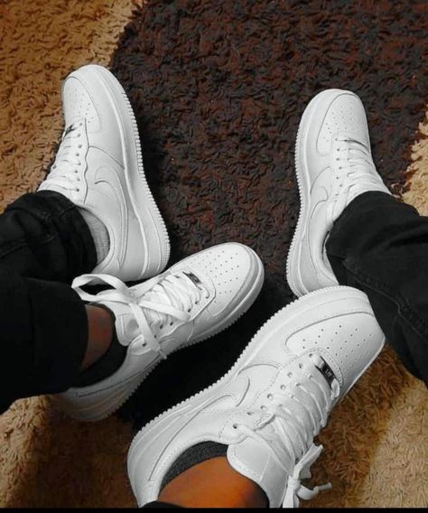 Couple Couple Shoes Pictures, Matching Shoes For Couples, Couple Shoes Matching, Tenis Air Force, Air Force 1 Outfit, Nike Air Force 1 Outfit, Couple Sneakers, Fake Shoes, Couple Shoes