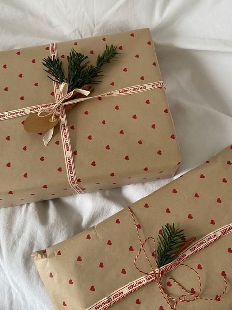 Cute Xmas Wrapping Ideas, Christmas Decorations Astetic, Christmas Gift Wrapping Ideas 2023, Present Aesthetic Christmas, Christmas Presents Astethic, Christmas Wrapping Astethic, Red Christmas Presents Aesthetic, Aesthetic Christmas Wrapping Ideas, Christmas Aesthetic Gift Wrapping