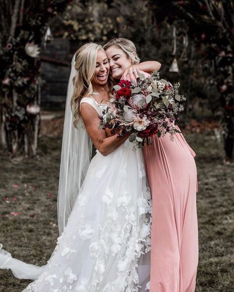 Aline Wedding Dresses, Mumu Wedding, Bridesmaids Photos, Photographs Ideas, Brides Magazine, 1m Followers, Wedding Goals, Wedding Photography Poses, Wedding Photo Inspiration