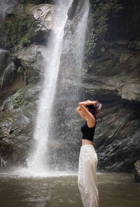 Forest Trip Outfit, Nature Outfits Forests, Waterfall Outfit, Waterfall Poses, Hiking Picture Ideas, Nature Outfits, Travel Photoshoot, Travel Pose, Waterfall Pictures