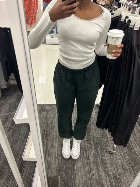 Green Brandy Sweatpants Outfit, Black Sweatpants Outfit For School, Brandy Sweatpants Outfit, Outfits With Black Sweatpants, Green Sweatpants Outfit, Cargo Sweatpants Outfit, Volleyball Fits, Black Sweatpants Outfit, Black Joggers Outfit