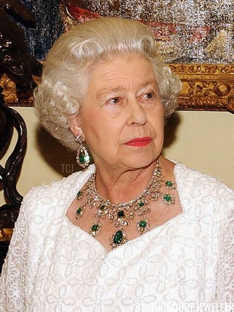 The Nightly Necklace: The Godman Necklace | The Court Jeweller Queen Elizabeth Jewels, Ratu Elizabeth, Princesa Elizabeth, Jewelry Pictures, Royal Crown Jewels, Rainha Elizabeth Ii, Queens Jewels, Elizabeth Jewelry, Hm The Queen