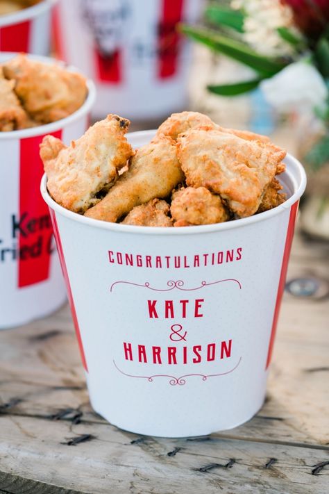 Newlyweds have their entire wedding catered by KFC, including personalised buckets and a fried chicken van Wedding Fried Chicken Buffet, Wedding Fried Chicken, Kfc Party Theme, Fast Food Wedding Catering, Fried Chicken Wedding, Korean Wedding Food, Fast Food Wedding, Wedding Fast Food, Fries Wedding