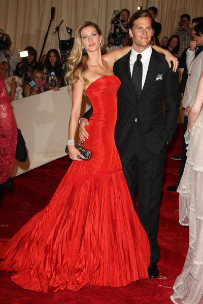 Gisele and Tom Brady.  Could they be any hotter?! Celeb Red Carpet Dresses, Iconic Red Dress Looks, Celebrities Red Dress, Black Lively Met Gala, Celebs In Red Dresses, Chris Evans And Scarlett Johansson Red Carpet Dresses, Gisele Caroline Bündchen, Best Met Gala Looks, Red Ball Gown