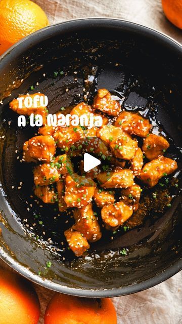 Nara&Pedro | Recetas Veganas on Instagram: "TOFU A LA NARANJA, guárdate la receta si vas sin tiempo por la vida pero te gusta comer bien! Ingredientes (para 2 personas): 400 g tofu firme 1 pizca de sal 1 pizca de pimienta negra 1 cda maicena para la salsa: ralladura de 1/2 naranja zumo de 1 naranja 1 cda salsa de soja 1 cda sirope de agave 1 cdta ajo en polvo 1/2 cdta jengibre 1 cdta maicena Elaboración: 1. Corta el tofu con tus manos y colócalo en un bol junto con la sal, la pimienta negra y la maicena. Remueve hasta que cubra bien todos los trozos y llévalo al horno unos 20 minutos a 180 grados, dándoles la vuelta a los 10 minutos. 2. Prepara la salsa mezclando todos sus ingredientes con una varilla. 3. Cuando el tofu esté listo, colócalo en una sartén y añade la salsa. A fuego medio Sin Gluten, On Instagram