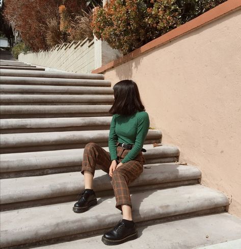 Brown Checkered Pants Outfit, Brown Plaid Pants Outfit, Green Turtleneck Outfit, Checkered Pants Outfit, Plaid Pants Outfit, Tartan Pants, Brown Knit Sweater, Turtleneck Outfit, Green Turtleneck