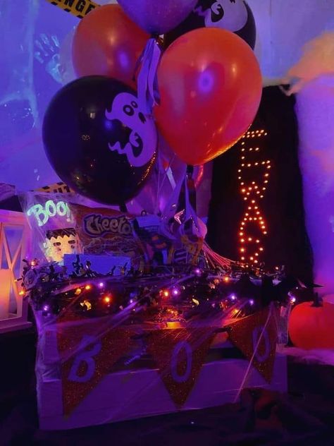 Pink Halloween Spooky Basket, Spooky Basket Aesthetic, Spookie Baskets, Pink Spooky Basket, Bf Spooky Basket, Spooky Basket For Bf, Halloween Spooky Baskets, Spooky Basket Ideas For Girlfriend, Halloween Basket Ideas For Boyfriend