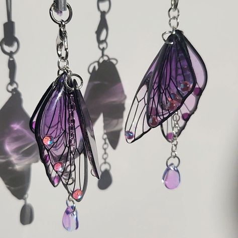 ♡ Beautiful purple sparkly butterfly phone strap.  ♡ Perfect for your phone, purse or even your keys.  ♡ It is also available as a lobster claw keychain or earrings! ♡ It is the perfect gift for any occasion. Purple Accessories Aesthetic, Victorian Crown, Butterfly Accessories, Sparkly Butterfly, Butterfly Keychain, Keychain Kawaii, Dope Jewelry Accessories, Purple Accessories, Kawaii Phone