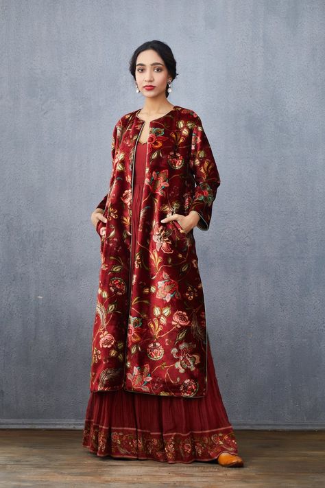 Description: Silk Velvet No Embroidery Colour: Red Includes: Jacket Care: Dry Clean Only Delivery: 20 Days Availability: Made to Order Brasso Dress Pattern, Printed Velvet Dress Designs Pakistani, Plachi Velvet Dress Design, Velvet Printed Suit Design, Printed Velvet Suit Design, Palachi Velvet Dresses Pakistani, Printed Velvet Dress Designs, Velvet Dresses Pakistani, Pakistan Outfits