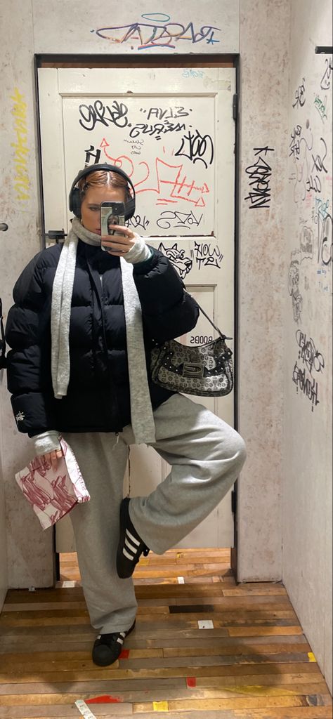 Grey Puffer Coat Outfit, Gray Puffer Jacket Outfit, Grey Puffer Jacket Outfit, Oversized Puffer Jacket Outfit, Black Joggers Outfit, Puffer Coat Outfit, Grey Puffer Coat, Puffer Outfit, Grey Puffer Jacket