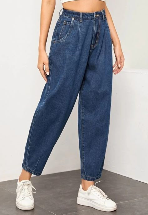 How To Style Blue Mom Jeans, Loose Jeans Outfit, Boyfriend Trousers, Boyfriend Pants, Types Of Jeans, Latest Jeans, Casual Chic Outfits, Boyfriend Fit Jeans, Fashion Top Outfits