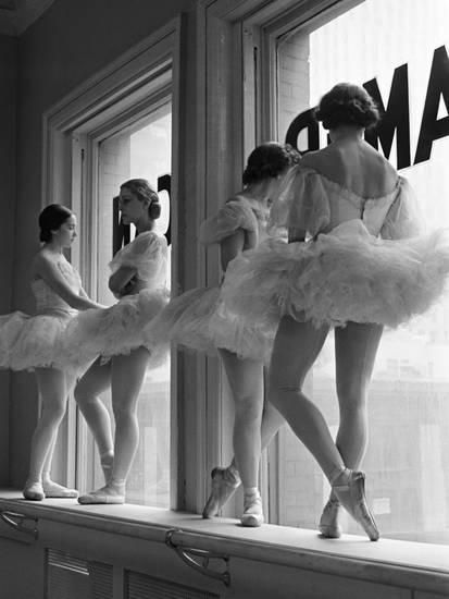 Ballerinas on Window Sill in Rehearsal Room at George Balanchine's School of American Ballet Photographic Print by Alfred Eisenstaedt at Art.com Rehearsal Room, Alfred Eisenstaedt, George Balanchine, American Ballet Theatre, Dance Like No One Is Watching, Ballet Theater, Foto Tips, Ballet Beautiful, Foto Vintage