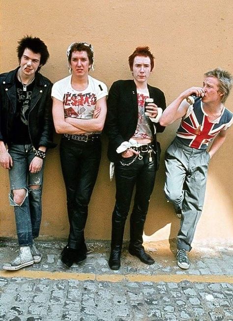 Rock Fashion Men, British Punk Fashion, Punk Fashion Male, 80s Punk Fashion, Punks 70s, 80’s Punk, 80s Rock Fashion, Ropa Punk Rock, Malcolm Mclaren