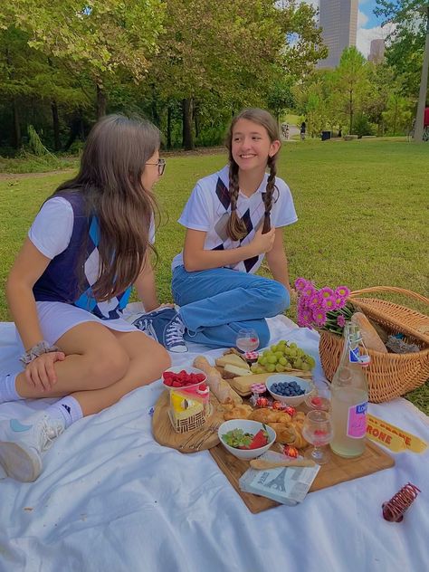 Bff Picnic Ideas, Bestie Picnic Ideas, Mini Picnic Ideas, French Country Aesthetic, Picnic Photography, Babymoon Photos, Bff Birthday Gift, Friend Bff, Picnic Decorations