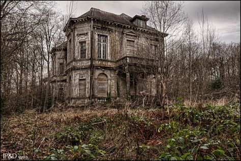 Dracula´s Mansion | by Infinitum Photography & Design (TaskevdH) Abandoned Mansion For Sale, House Abandoned, Scary Houses, Old Abandoned Buildings, Abandoned Homes, Abandoned Property, Creepy Houses, Beautiful Ruins, Abandoned Mansion