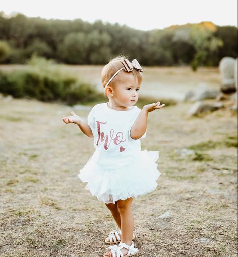 Two Year Old Photo Shoot, 2 Year Pictures, Girl Photoshooting Ideas, Girl Photoshooting, Photoshooting Ideas, 2nd Birthday Photos, Old Photography, Two Year Olds, Birthday Photo