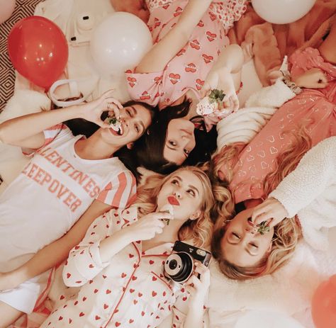 Slumber Party Photoshoot Ideas, Pajama Party Photoshoot, Sleep Over Photoshoot, Pajama Photoshoot Photo Ideas, Pj Photoshoot Photo Ideas, Slumber Party Photoshoot, 90s Sleepover, Mimosa Cart, Girls Pj Party