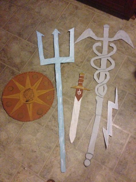 Percy Jackson themed party props ( Hermes Staff; Percy's Trident, shield, lightning bolt) #idocardboard @meatica Greek Decorations Party Diy, Percy Jackson Door Decoration, Percy Jackson Trunk Or Treat, Roman Party Theme, Greek Mythology Decorations, Percy Jackson Party Decorations, Percy Jackson Diy Room Decor, Percy Jackson Classroom, Percy Jackson Themed Party