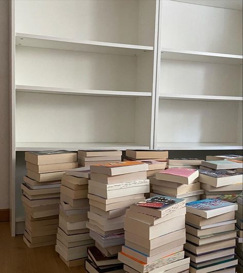 Full Bookshelf Aesthetic, Empty Bookshelf, Dr Bedroom, Bookshelf Inspo, Aesthetic Bookshelf, Bookshelf Aesthetic, Tall Bookshelves, 2024 Goals, Romanticizing Life